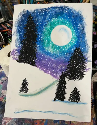 Eine Kreidemalerei mit einem Wintermotiv. Es zeigt dunkle Tannen in hügeliger Schneelandschaft vor einem Abendhimmel mit Vollmond.
