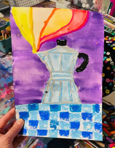 Ein buntes Kunstwerk auf Papier. Das Motiv zeigt eine silberne Espressokanne auf einem hellblau-dunkelblau-kariertem Boden und vor lila-farbenen Hintergrund. Aus dem Ausguss der Kanne steigt Rauch in gelb-roten Farben.