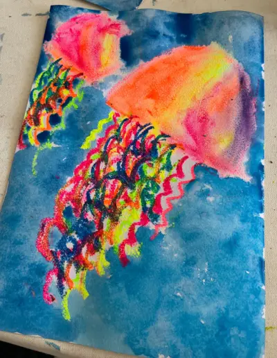 Aquarellmalerei auf DIN-A4 Papier. Das Motiv zeigt zwei farbenreiche Meeresquallen im blauen Wasser.
