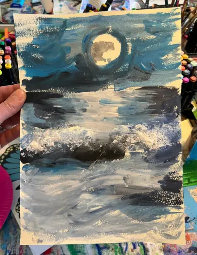 Acrylmalerei mit kräftigeren Pinselstrichen auf DIN-A4 Papier. Das Motiv zeigt eine unruhige See bei Nacht mit Vollmond.