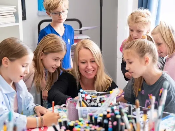 Kursleiterin Ilka Wendland mit Kindern beim kreativen Malen - Workshop für Kinder.