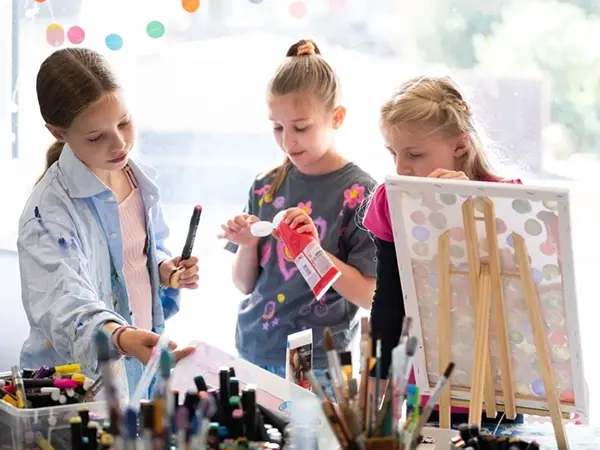 Drei Künstlerkinder beim Workshop für Kinder in Ilkas Malschule