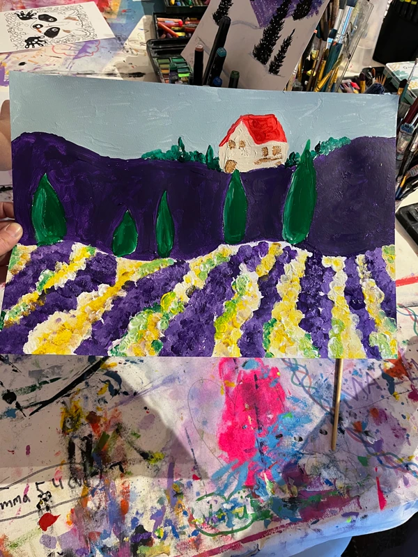 Ein gemaltes Bild von einem Haus auf einer Anhöhe, davor sieht man eine farbenfrohe Landschaft mit vielen Blumen und einigen schmalen Bäumen.