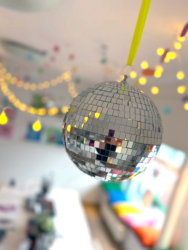 Eine Discokugel an der Decke des Atelierraums in ILKAs Malschule.