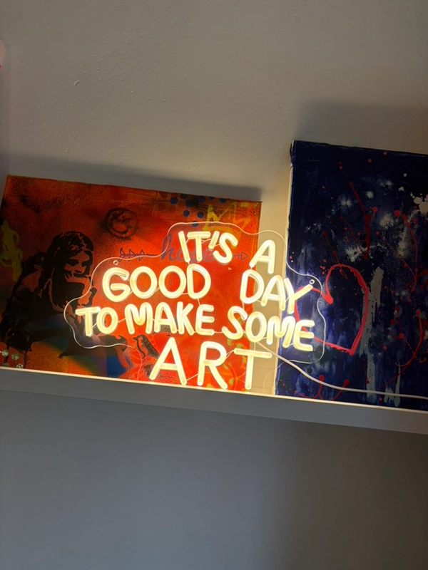 Neon-Leuchtschrift mit dem Slogan 'IT'S A GOOD DAY TO MAKE SOME ART'