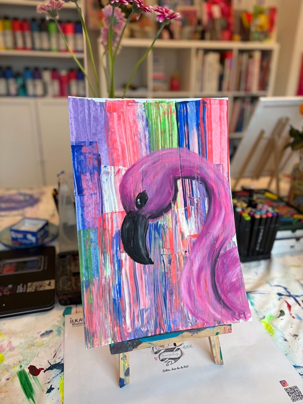 Künstlerische Arbeit auf Leinwand zeigt einen Flamingo, entstanden in ILKAs Malschule.